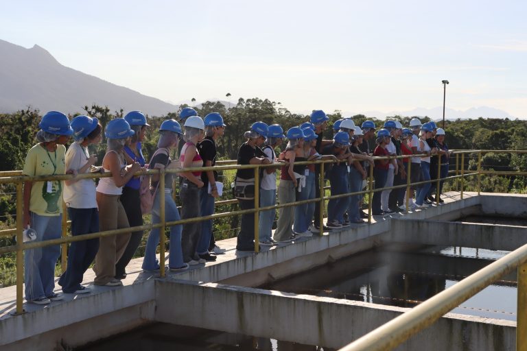 Alunos do IFPR participam de visita técnica à ETA Colônia pelo programa Você no Saneamento