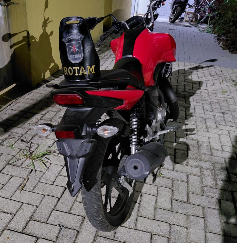 Polícia Militar apreende drogas, munições e recupera motocicleta roubada em Paranaguá
