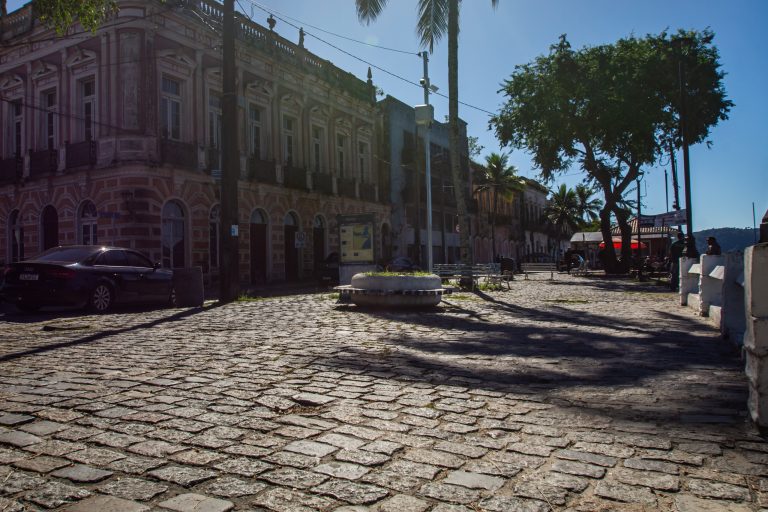 Revitalização da Rua da Praia avança em Paranaguá