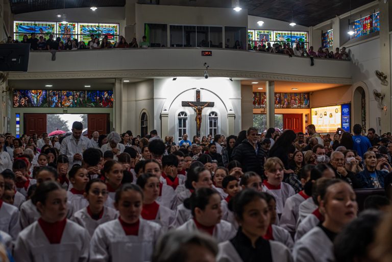 Mesmo com chuva, fiéis lotam o Santuário do Rocio para celebração de Corpus Christi em Paranaguá