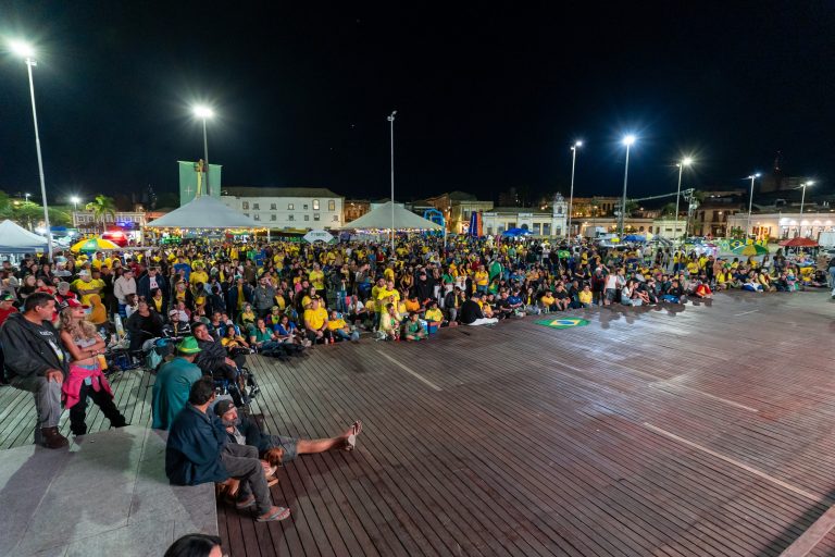 Fanfest em Paranaguá reúne centenas de famílias na Praça de Eventos para a estreia da Seleção