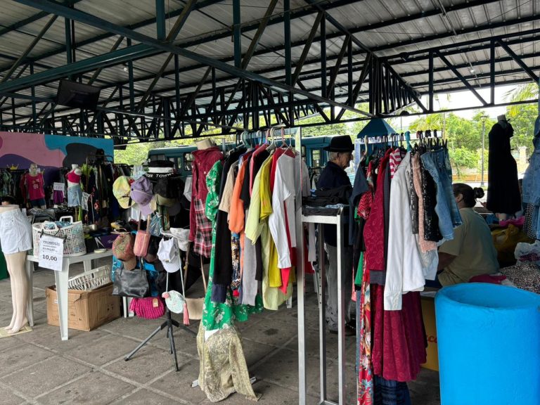 Varal Solidário em Paranaguá oferece roupas e calçados gratuitos para população em situação de vulnerabilidade