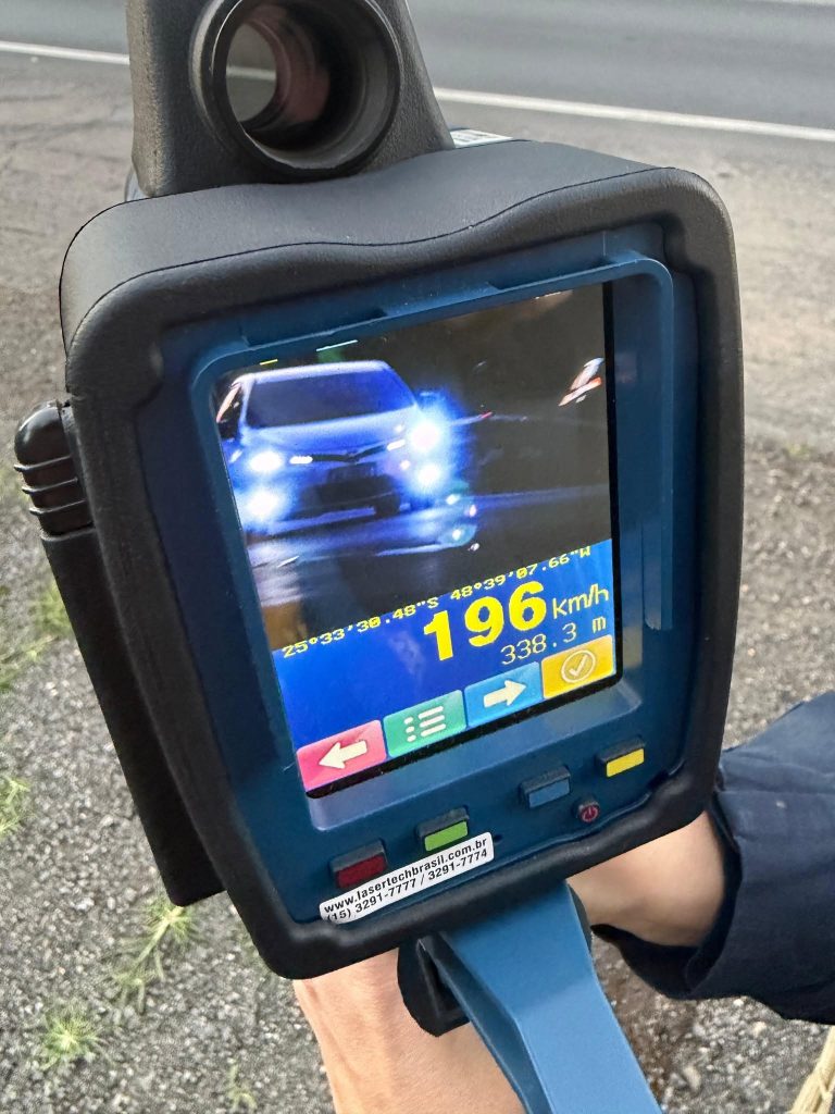 PRF flagra veículo de passeio a quase 200 km/h na BR-277, em Paranaguá