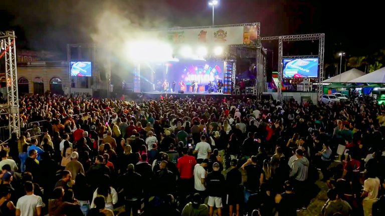 Samba 90 Graus levanta multidão na Praça de Eventos durante comemorações dos 378 anos de Paranaguá