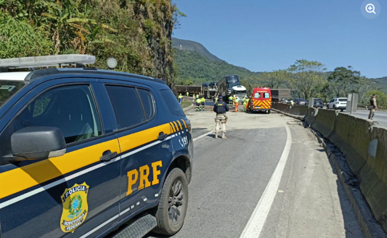 Engavetamento grave na BR-277 deixa dois mortos e interdita rodovia em Morretes